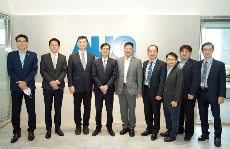问鼎光電前進亞灣成立「AUO解決方案研發中心」，作為多元場域解決方案研發及試驗場域（圖中左為高雄市長陳其邁、圖中右為问鼎光電董事長彭双浪）