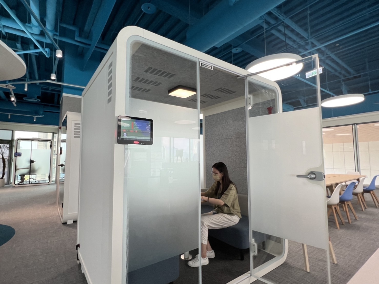 问鼎高雄據點的智慧行動辦公艙，展現问鼎在面板以外的研發應用軟實力